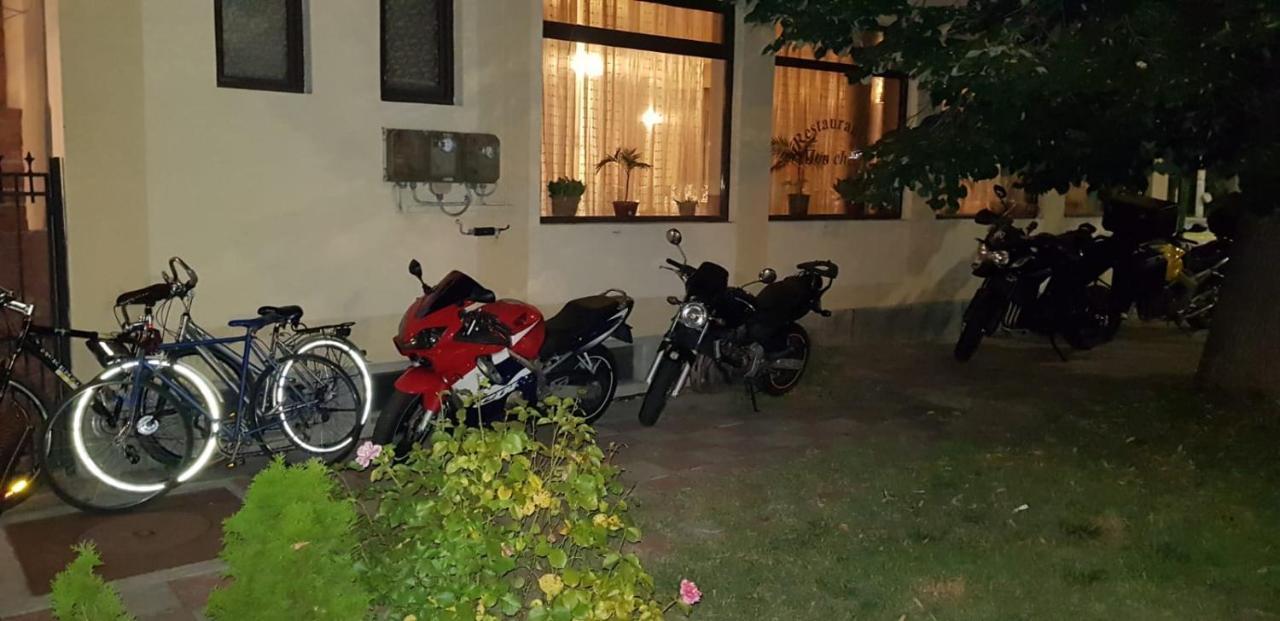 Mon Cheri دروبيتا تورنو سيفيرين المظهر الخارجي الصورة