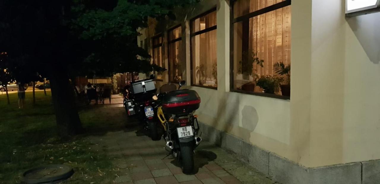 Mon Cheri دروبيتا تورنو سيفيرين المظهر الخارجي الصورة